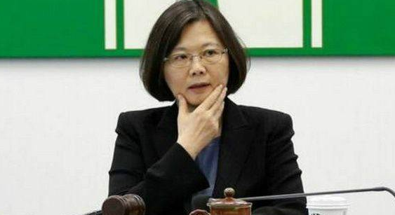 蔡英文被封“蔡三多:軌道多拒馬多辦公室多(圖片來源網(wǎng)絡(luò)) 蔡英文被封“蔡三多:軌道多拒馬多辦公室多(圖片來源網(wǎng)絡(luò))