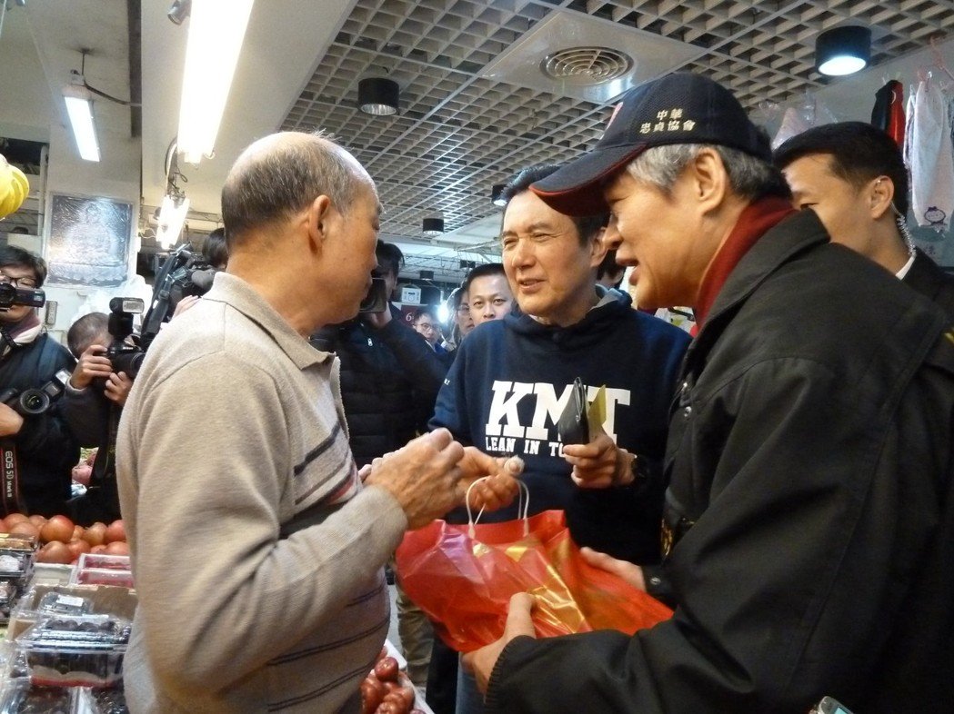 馬英九買年貨獲民眾熱情簇擁回應。(圖片來源:臺灣《聯合報》) 馬英九買年貨獲民眾熱情簇擁回應。(圖片來源:臺灣《聯合報》)