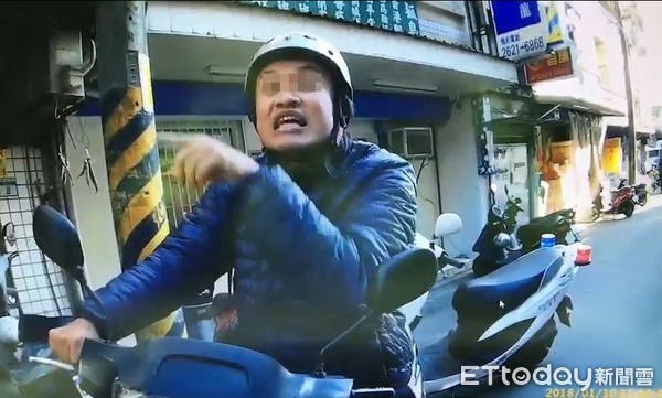 闖紅燈被攔嗆“我趕著回家睡覺!” 莽男暴怒沖撞女警 闖紅燈被攔嗆“我趕著回家睡覺!” 莽男暴怒沖撞女警