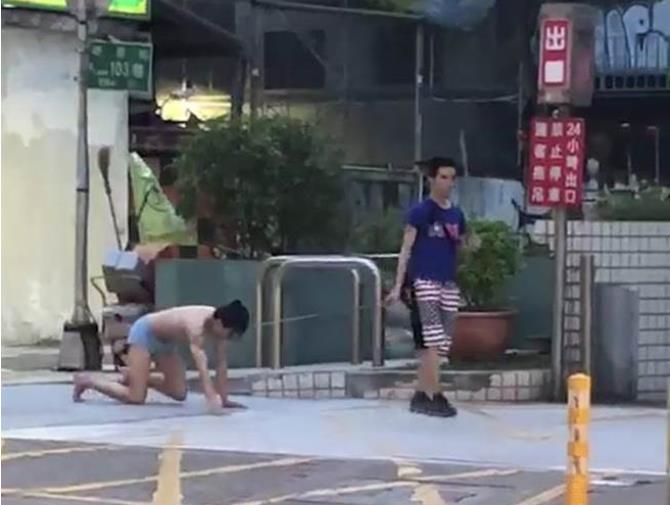 臺北西門町現(xiàn)半裸男被栓狗鏈學(xué)狗爬 臺北西門町現(xiàn)半裸男被栓狗鏈學(xué)狗爬