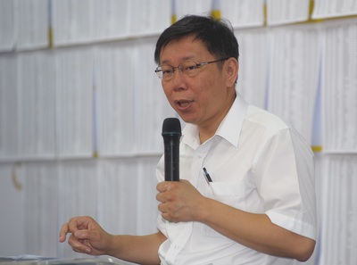 柯文哲提出漂亮的口號(hào)要把“市長(zhǎng)的權(quán)力還給市民”,然而在很難有配套措施及與現(xiàn)行制度運(yùn)行有許多重疊情況下,終究只是空話一句 柯文哲提出漂亮的口號(hào)要把“市長(zhǎng)的權(quán)力還給市民”,然而在很難有配套措施及與現(xiàn)行制度運(yùn)行有許多重疊情況下,終究只是空話一句