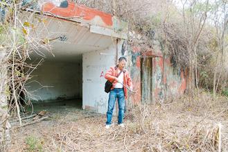 老兵紀(jì)念退伍30年重回金門掃軍營(圖) 老兵紀(jì)念退伍30年重回金門掃軍營(圖)