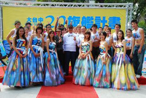 設計師將胡志強開創臺中美好未來的用心,變成六大幅畫作,還拓印成秀服,別出心裁的發表會,政見如畫,美不勝收。