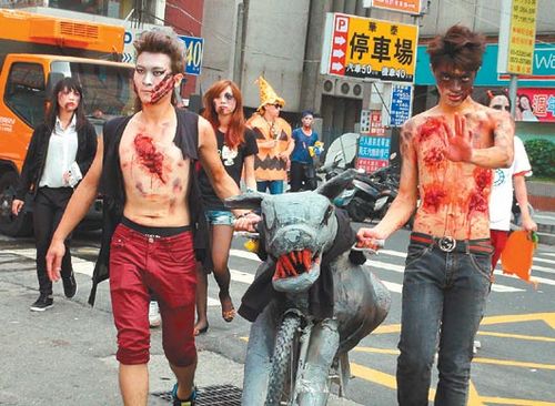 臺灣萬圣節創意造型車踩街眾“鬼”上街(圖)