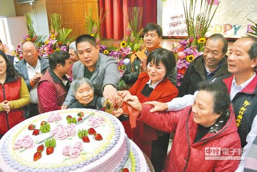 318位7旬長(zhǎng)輩齊唱“生日歌”場(chǎng)面熱鬧溫馨(圖)