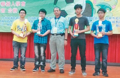 臺灣大學生造智能機器人沖出迷宮不到5秒(圖)