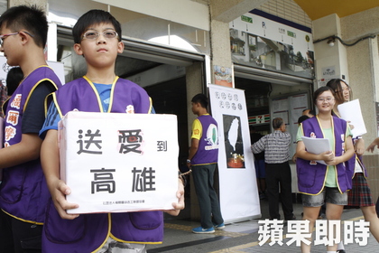 彰化民眾捐款點(diǎn)燃燭火祈福 送愛(ài)到高雄 彰化民眾捐款點(diǎn)燃燭火祈福 送愛(ài)到高雄