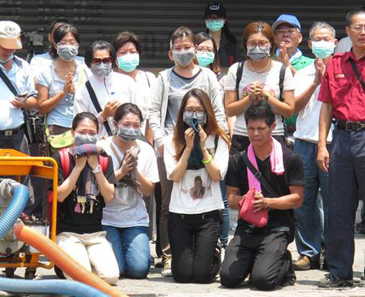 失蹤小隊長劉耀文親友,在事發地點跪地,哭求他趕緊上來,不要讓大家擔心