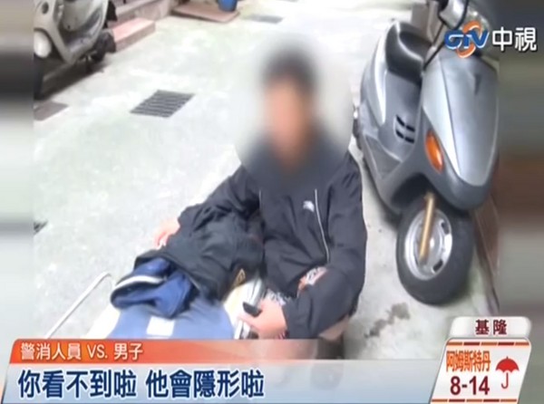 李男強調擔架上的衣服是“受傷的外星人夫妻”,讓警消看了非常無言 李男強調擔架上的衣服是“受傷的外星人夫妻”,讓警消看了非常無言