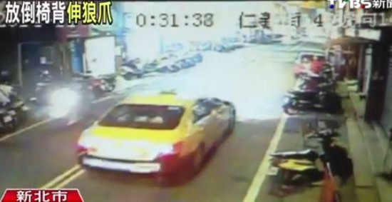 搭出租車遇色狼司機女客潑奶茶反抗被打腫臉 搭出租車遇色狼司機女客潑奶茶反抗被打腫臉