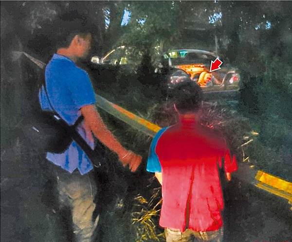 兇嫌蔡俊義對著后車廂內蔡女尸體(箭頭處)下跪哭喊“對不起” 兇嫌蔡俊義對著后車廂內蔡女尸體(箭頭處)下跪哭喊“對不起”