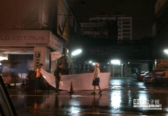 桃園中華路手機(jī)行大型招牌掉落,砸傷民眾。(臺媒圖) 桃園中華路手機(jī)行大型招牌掉落,砸傷民眾。(臺媒圖)