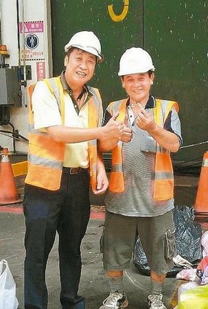 臺灣一里長幫人找假牙忍惡臭翻了整車垃圾(圖)