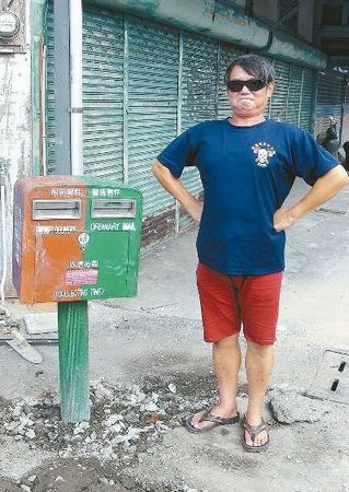 花蓮玉里“歪腰”郵筒被扶正游客失望(圖)