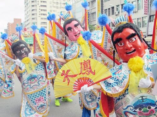 三太子化身福氣公仔高雄踩街引民眾圍觀(圖)