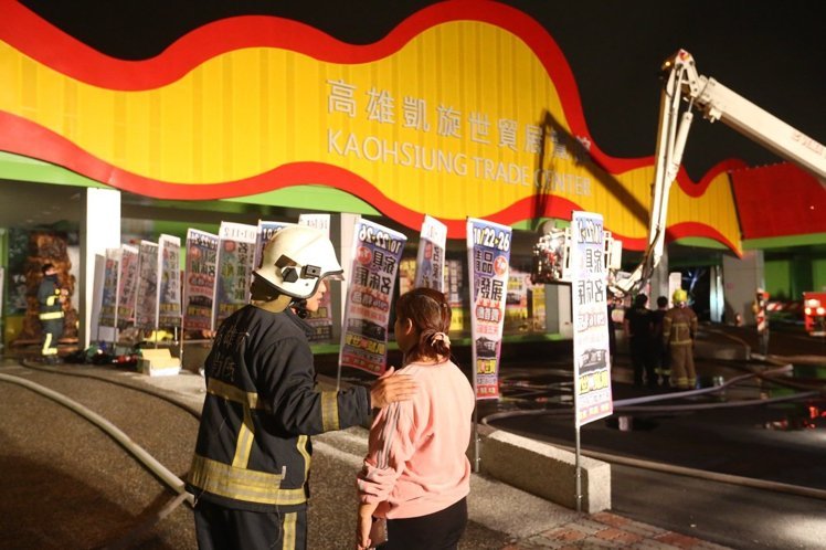 高雄家具展覽館凌晨發生大火 業者欲哭無淚 高雄家具展覽館凌晨發生大火 業者欲哭無淚