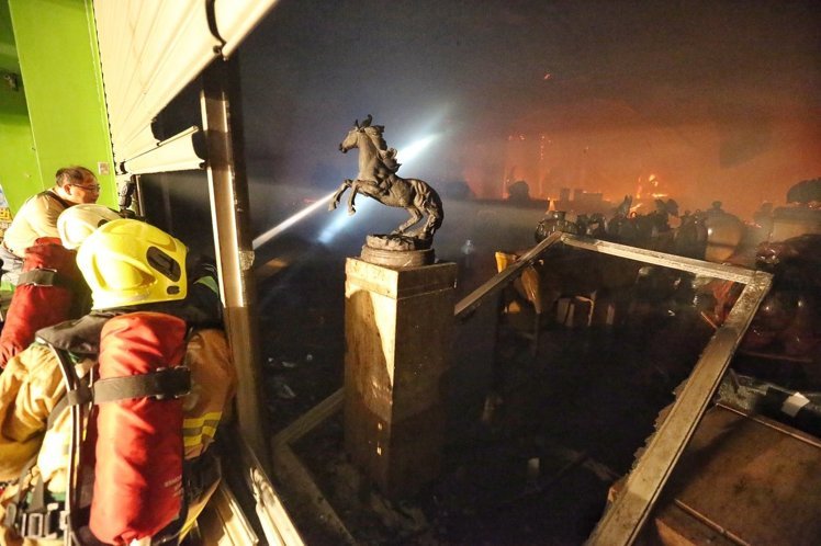 高雄家具展覽館凌晨發生大火 業者欲哭無淚 高雄家具展覽館凌晨發生大火 業者欲哭無淚