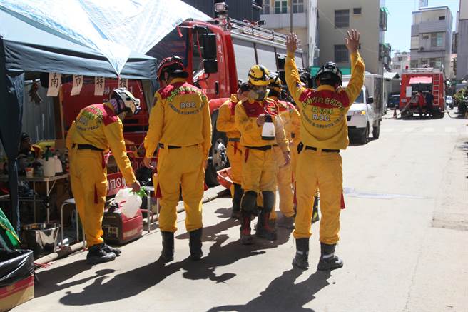 臺南救災英雄控訴被迫捐款、停休參加心理輔導 臺南救災英雄控訴被迫捐款、停休參加心理輔導