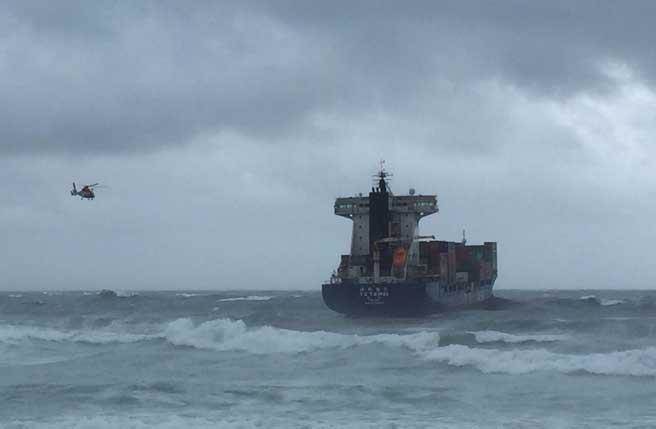 “德翔臺(tái)北”號(hào)貨輪昨天在石門外海擱淺。(圖片來源:臺(tái)灣《中時(shí)電子報(bào)》) “德翔臺(tái)北”號(hào)貨輪昨天在石門外海擱淺。(圖片來源:臺(tái)灣《中時(shí)電子報(bào)》)