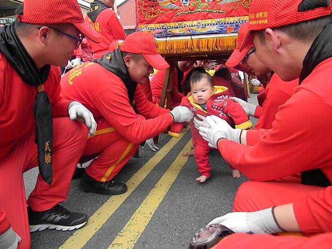 臺灣龍德宮“四媽祖”謁祖 “仙女轎班”格外吸睛 臺灣龍德宮“四媽祖”謁祖 “仙女轎班”格外吸睛