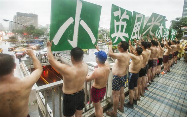 勞工走到“行政院”旁的天橋,舉著標語高聲抗議 勞工走到“行政院”旁的天橋,舉著標語高聲抗議