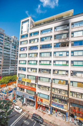 新北市新店區中正路位于8樓的“樂活老人長期照顧中心”6日發生火災。(臺灣《中國時報》/杜宜諳 攝)