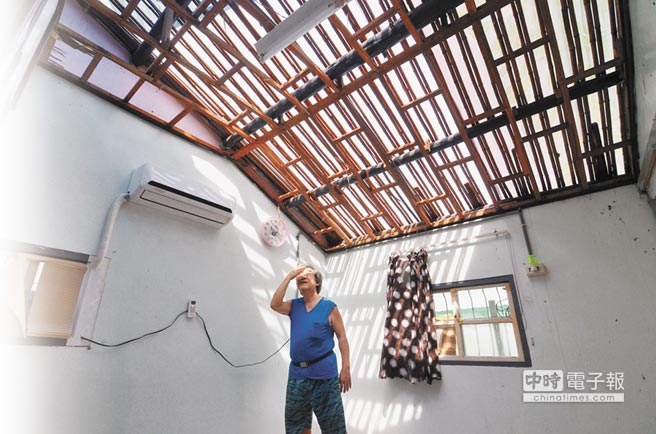 家園被掀飛面對被掀飛的屋頂,災民只能無奈感嘆。(圖片來源:臺灣《中國時報》) 家園被掀飛面對被掀飛的屋頂,災民只能無奈感嘆。(圖片來源:臺灣《中國時報》)