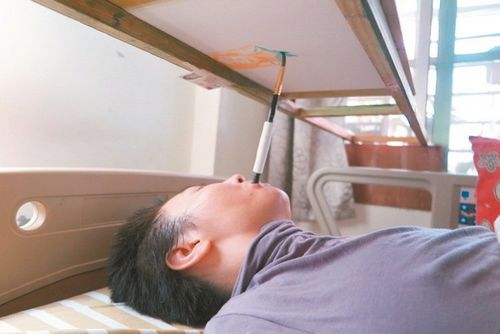 林婷婷車禍后頸部以下癱瘓,又因尾椎骨裂傷,只能躺著作畫。臺灣《聯合報》記者林孟潔/攝影