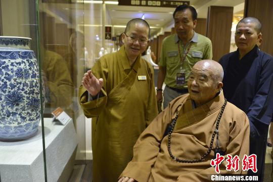 星云大師欣賞展出的工藝品。 佛光山佛陀紀念館 攝