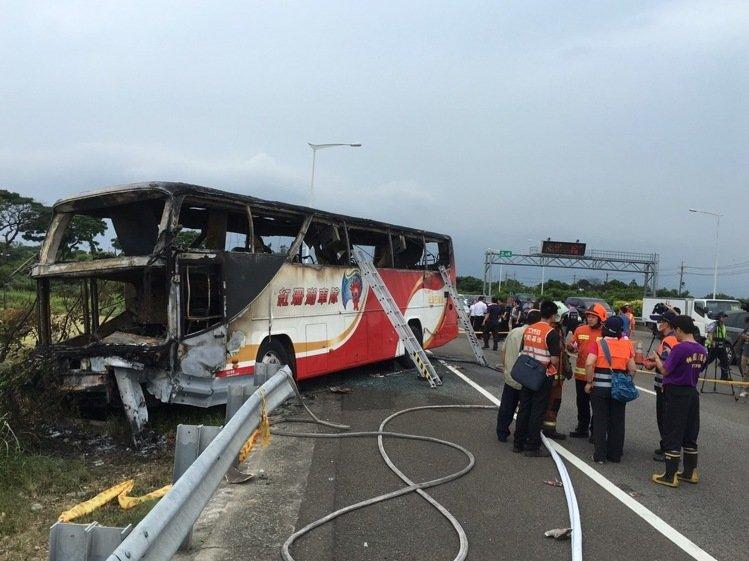 臺游覽車事故:檢方疑司機邊開車邊喝酒再自焚 臺游覽車事故:檢方疑司機邊開車邊喝酒再自焚