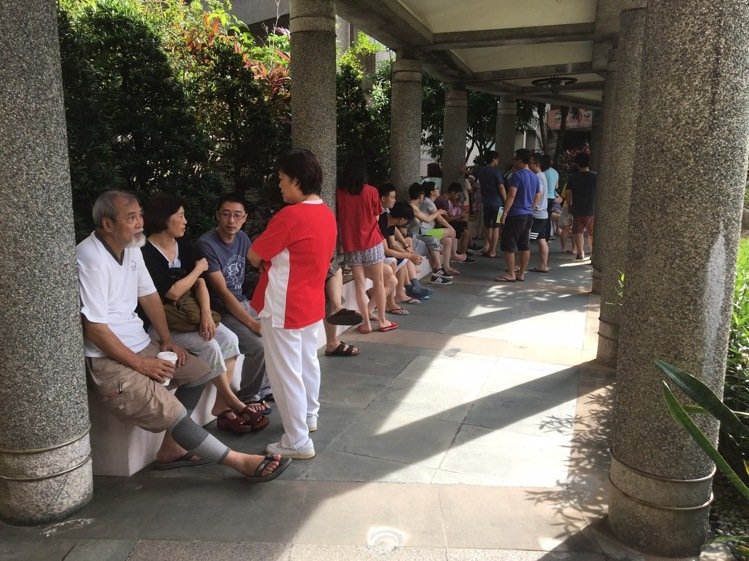 新北一住宅樓火警,住戶在中庭避難 新北一住宅樓火警,住戶在中庭避難