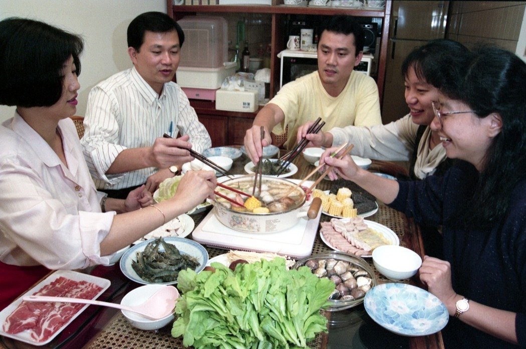 誰(shuí)說(shuō)除夕“圍爐”就是吃火鍋?——尋找臺(tái)灣年味 誰(shuí)說(shuō)除夕“圍爐”就是吃火鍋?——尋找臺(tái)灣年味