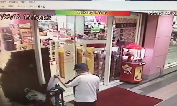 臺(tái)灣老人隨手用破傘換別人好傘 引網(wǎng)友共憤(圖) 臺(tái)灣老人隨手用破傘換別人好傘 引網(wǎng)友共憤(圖)