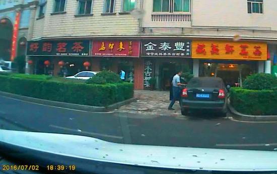 湖南衡陽警方一公車違章33次 涉事民警已被撤職 湖南衡陽警方一公車違章33次 涉事民警已被撤職