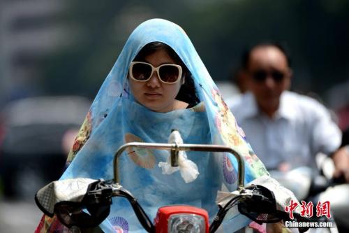 7月26日,福州高溫來襲,民眾“全副武裝”出行。當日,福州市氣象臺發(fā)布高溫橙色預(yù)警信號,中午前后戶外空氣都變成了熱浪,內(nèi)陸的永泰、閩清等地極端高溫超過40℃。近期高溫天氣不會有太大變化,為防止中暑,氣象臺提醒民眾還是要避開中午前后的高溫時段出門。 王東明 攝