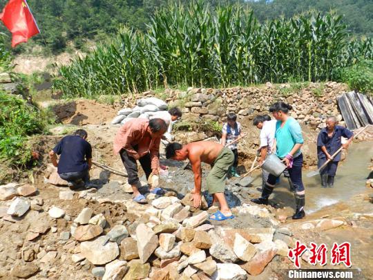 群眾們在施工現場豎起了一面黨旗,在黨員的帶領下積極展開自救