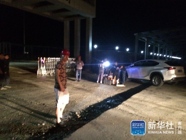 事故地點距離高速路口約7公里左右。記者從高速路路口下來,即有警方在沿途路口把守。在廠區(qū)門口,該公司組織近30人在現(xiàn)場阻攔人員進出并且阻擋記者拍照。
