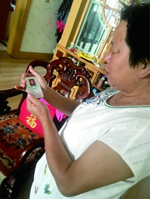 王福芬拿出丈夫生前的警官證,撫摸著泛黃的照片說:“老張,這回你再也不用惦記了。”