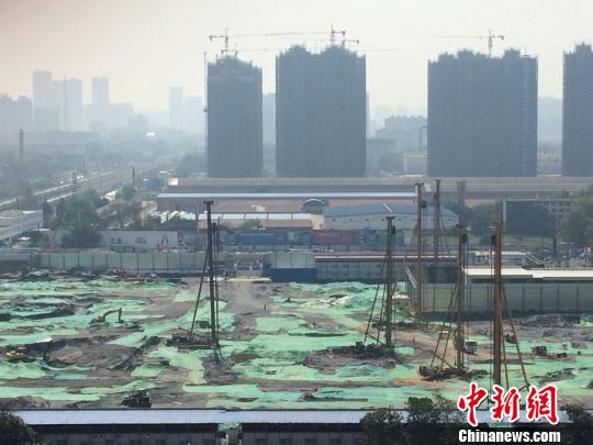 鄭州農(nóng)業(yè)路西段“亞新美好城邦”項(xiàng)目剛動(dòng)工即涉違規(guī)銷售被房管部門通報(bào),目前仍頂風(fēng)加推。 董飛 攝