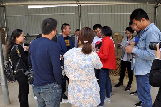 記彭堡鎮彭堡村致富路上帶頭人 記彭堡鎮彭堡村致富路上帶頭人