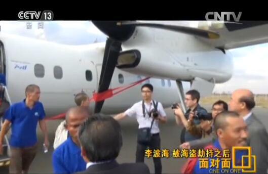 內(nèi)羅畢機場,外交部人質(zhì)接返工作組,和中國駐肯尼亞大使館的工作人員,已經(jīng)在停機坪等候他們的歸來。