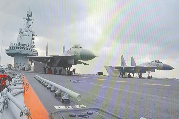 2017 年1 月1 日,遼寧艦編隊在西太平洋海域訓練。