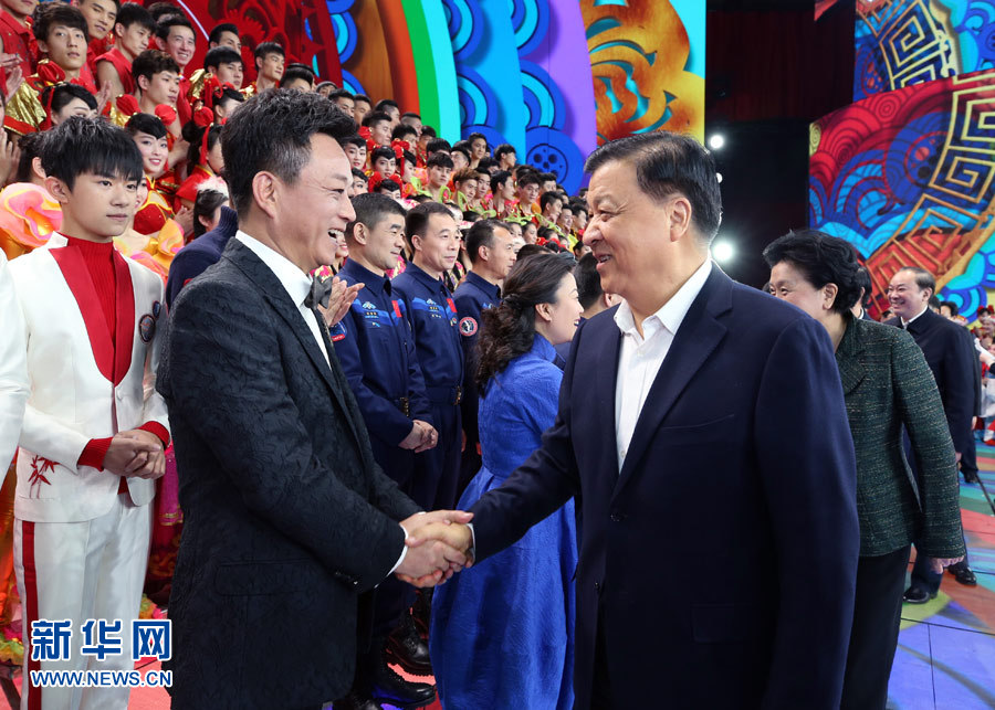 1月25日,中共中央政治局常委、中央書記處書記劉云山來到中央電視臺2017年春節(jié)聯(lián)歡晚會彩排現(xiàn)場,看望慰問正在緊張工作的演職人員。新華社記者 姚大偉 攝 1月25日,中共中央政治局常委、中央書記處書記劉云山來到中央電視臺2017年春節(jié)聯(lián)歡晚會彩排現(xiàn)場,看望慰問正在緊張工作的演職人員。新華社記者 姚大偉 攝