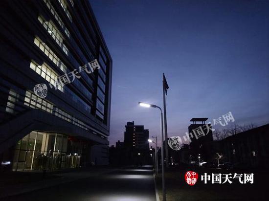 2月8日6時45分許,北京天空能見度佳。