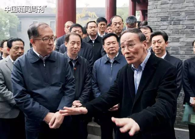 2013年11月23日,中共中央政治局常委、中央紀委書記王岐山在湖北省調研時,在武漢參觀1927年誕生的中央監(jiān)察委員會舊址。圖|新華