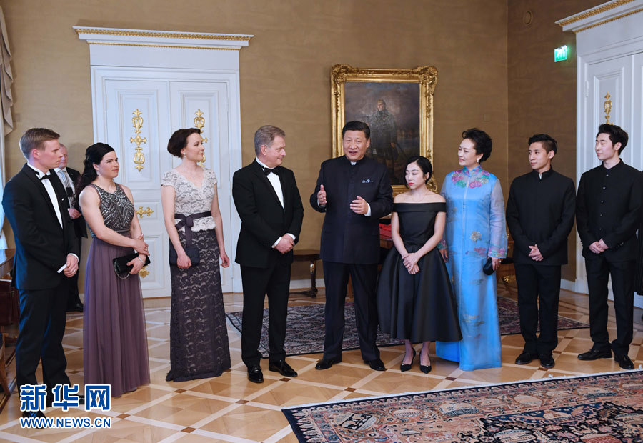 當地時間4月5日晚,國家主席習近平和芬蘭總統尼尼斯托在赫爾辛基共同會見剛剛參加完2017年世界花樣滑冰錦標賽的中芬兩國冰雪運動員代表。習近平夫人彭麗媛和尼尼斯托夫人豪吉歐參加會見。新華社記者 饒愛民 攝