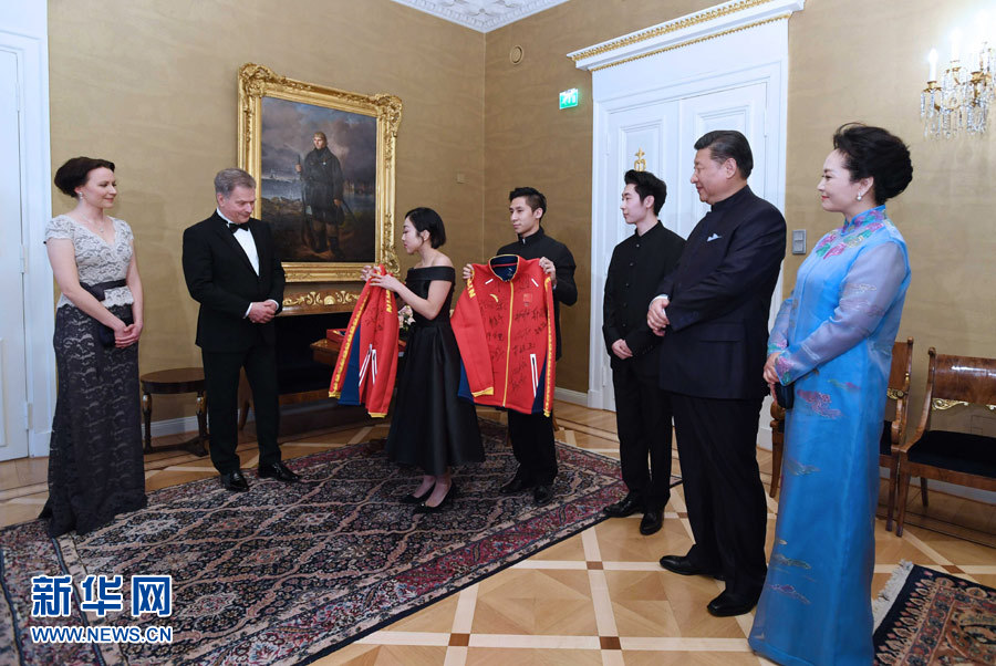 當地時間4月5日晚,國家主席習近平和芬蘭總統尼尼斯托在赫爾辛基共同會見剛剛參加完2017年世界花樣滑冰錦標賽的中芬兩國冰雪運動員代表。習近平夫人彭麗媛和尼尼斯托夫人豪吉歐參加會見。這是中國運動員向尼尼斯托和夫人豪吉歐贈送運動衣。新華社記者 饒愛民 攝