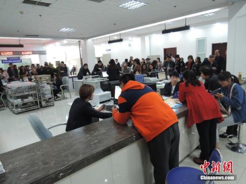 4月17日,在鄭州市社會保險辦事大廳,被網友調侃為“跪式窗口”的服務窗口已經整改。韓章云 攝