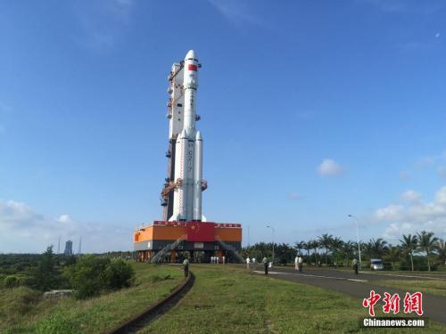 4月17日7時30分,承載著長征七號遙二運載火箭與天舟一號貨運飛船組合體的活動發射平臺,垂直轉運至發射區,標志著“天舟一號”飛行任務正式進入發射階段。閆寧 攝