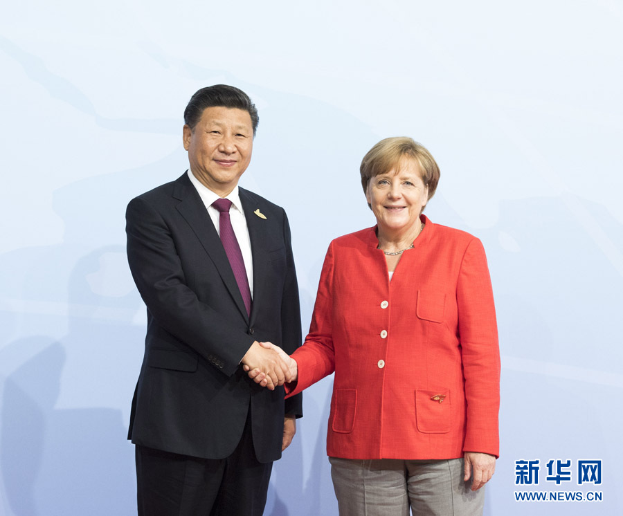 7月7日,二十國集團(tuán)領(lǐng)導(dǎo)人第十二次峰會在德國漢堡舉行。國家主席習(xí)近平出席并發(fā)表題為《堅持開放包容 推動聯(lián)動增長》的重要講話。這是峰會開始前,習(xí)近平受到德國總理默克爾迎接。新華社記者 李學(xué)仁 攝